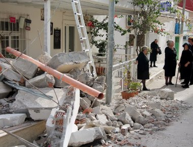 Β.Ήπειρος: Οι Αλβανοί συνεχίζουν το ανθελληνικό τους έργο - Αρπάζουν και κατεδαφίζουν τη Χειμάρρα! (φωτό)